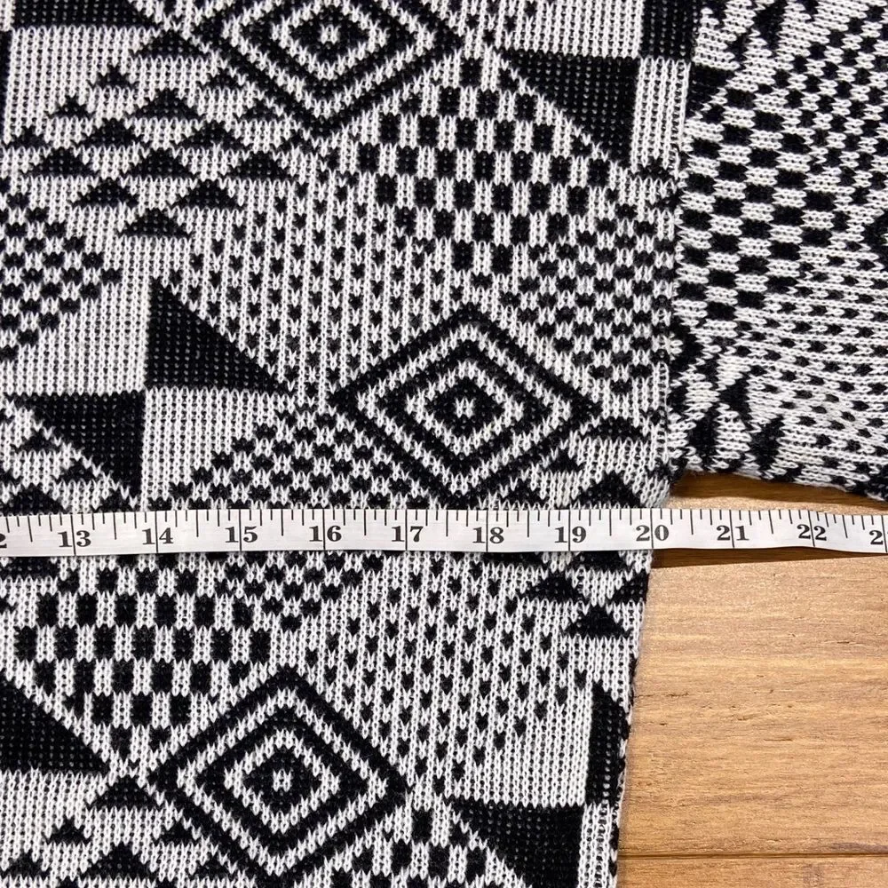 Vintage 80’s La Vista Geometric Black and White Turtle Neck Sweater
